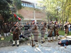 Снимка: Община Благоевград - Въздействаща историческа възстановка, полагане на венци и цветя и издигане на националния флаг в Благоевград белязаха началото на празничния 5. октомври.