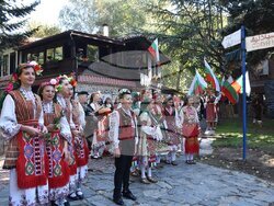 Снимка: Община Благоевград - Въздействаща историческа възстановка, полагане на венци и цветя и издигане на националния флаг в Благоевград белязаха началото на празничния 5. октомври.