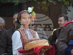 Снимка: Община Благоевград - Въздействаща историческа възстановка, полагане на венци и цветя и издигане на националния флаг в Благоевград белязаха началото на празничния 5. октомври.