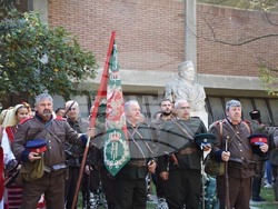 Снимка: Община Благоевград - Въздействаща историческа възстановка, полагане на венци и цветя и издигане на националния флаг в Благоевград белязаха началото на празничния 5. октомври.