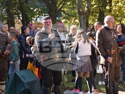 Снимка: Община Благоевград - Въздействаща историческа възстановка, полагане на венци и цветя и издигане на националния флаг в Благоевград белязаха началото на празничния 5. октомври.