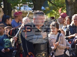 Снимка: Община Благоевград - Въздействаща историческа възстановка, полагане на венци и цветя и издигане на националния флаг в Благоевград белязаха началото на празничния 5. октомври.