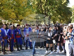 Снимка: Община Благоевград - Въздействаща историческа възстановка, полагане на венци и цветя и издигане на националния флаг в Благоевград белязаха началото на празничния 5. октомври.