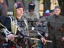 Снимка: Община Благоевград - Въздействаща историческа възстановка, полагане на венци и цветя и издигане на националния флаг в Благоевград белязаха началото на празничния 5. октомври.