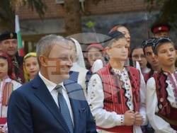 Снимка: Община Благоевград - Въздействаща историческа възстановка, полагане на венци и цветя и издигане на националния флаг в Благоевград белязаха началото на празничния 5. октомври.