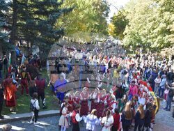 Снимка: Община Благоевград - Въздействаща историческа възстановка, полагане на венци и цветя и издигане на националния флаг в Благоевград белязаха началото на празничния 5. октомври.