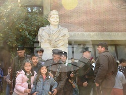 Снимка: Община Благоевград - Въздействаща историческа възстановка, полагане на венци и цветя и издигане на националния флаг в Благоевград белязаха началото на празничния 5. октомври.