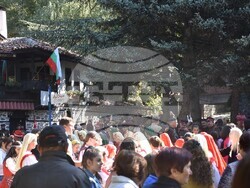 Снимка: Община Благоевград - Въздействаща историческа възстановка, полагане на венци и цветя и издигане на националния флаг в Благоевград белязаха началото на празничния 5. октомври.