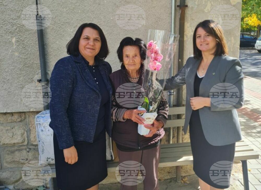 Цветя за най-възрастната учителка в Момчилград
