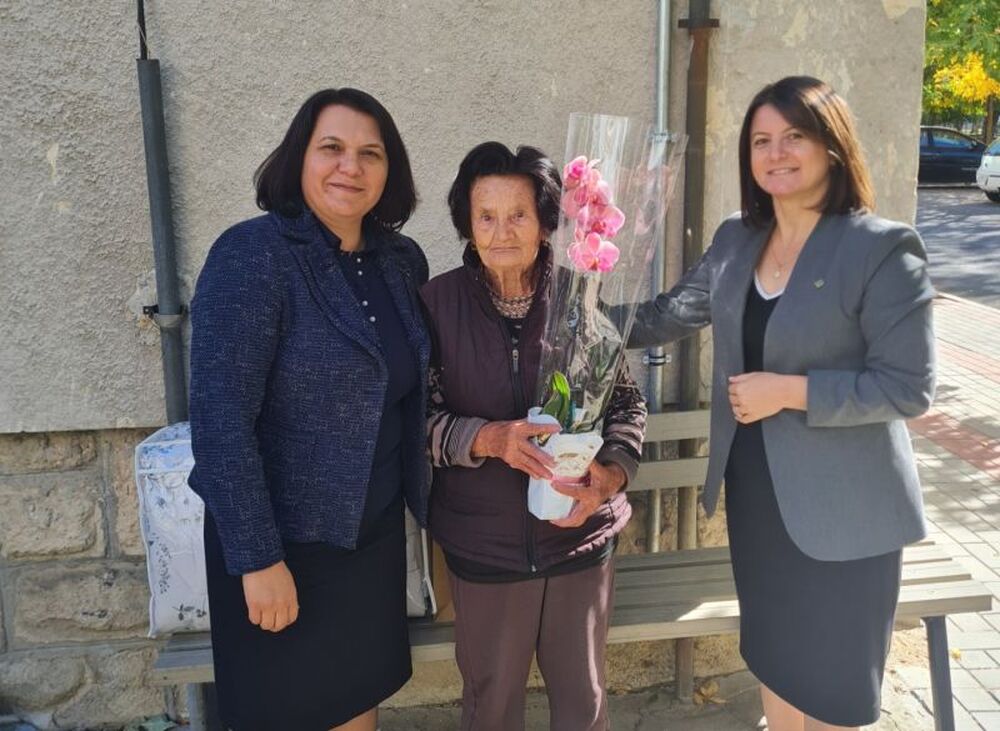 Цветя за най-възрастната учителка в Момчилград