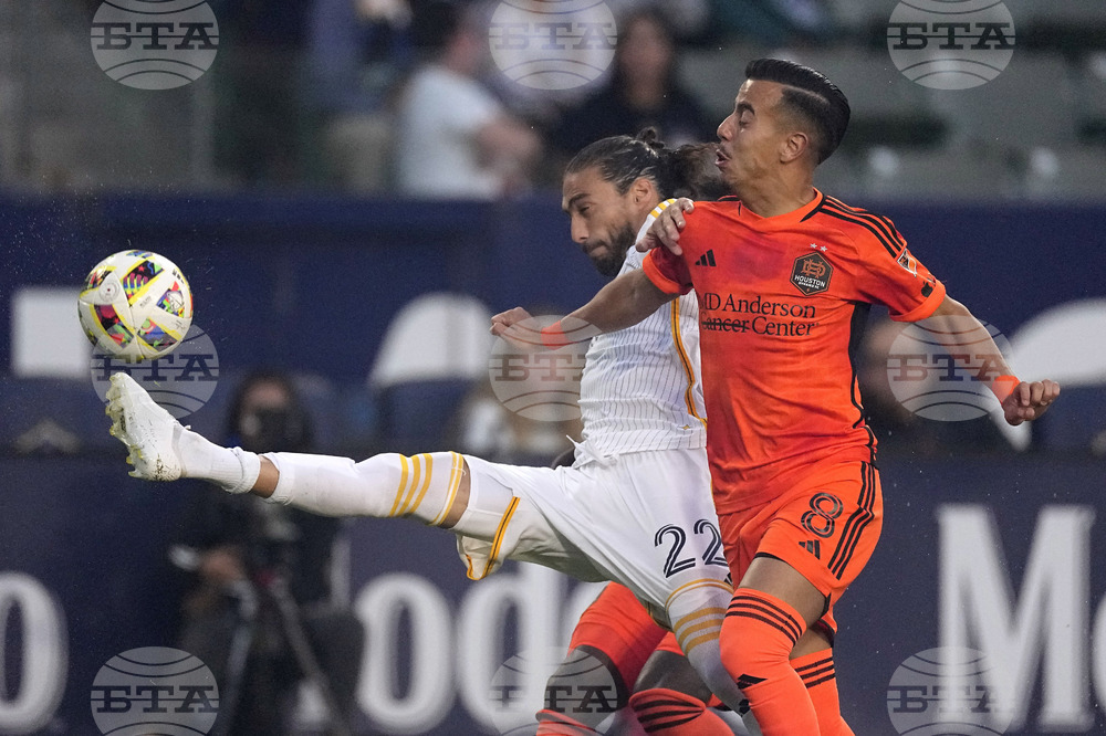 Бившият защитник на Барселона и Ювентус Касерес подписа с бразилски клуб