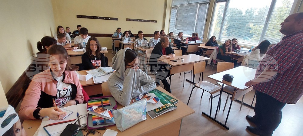 Около 1600 семейства на първокласници и осмокласници в Монтанско са подпомогнати от държавата с по 300 лева