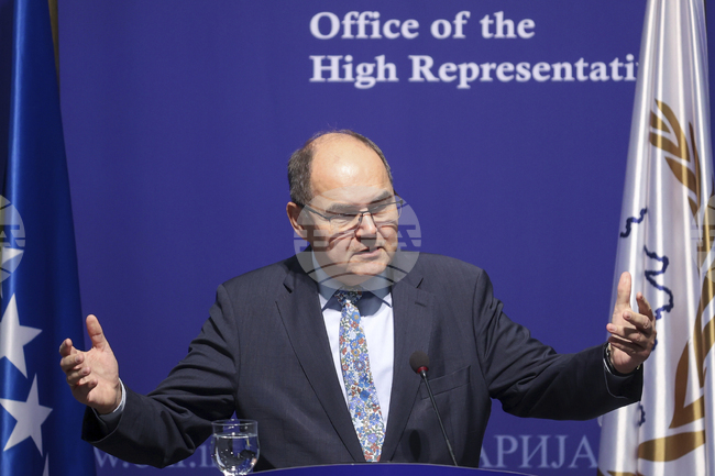 Босненската Република Сръбска напада конституционния ред в Босна, заяви върховният представител на международната общност в доклад до ООН