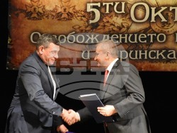 С тържествена сесия на Общински съвет – Благоевград продължи втората част от празничната програма по повод 110 години от Освобождението на Горна Джумая и Пиринска Македония на вчерашния 5 октомври. 