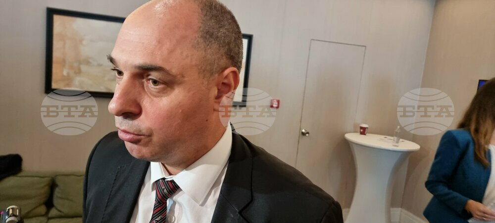 Към този момент няма опасност страната да стане без ток, каза изпълнителният директор на ЕСО Ангелин Цачев