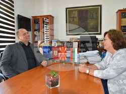 Кметовете на Ловеч и Куманово сред възторжената публика на „Службогонци“ на фестивала в Македония