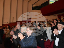 Кметовете на Ловеч и Куманово сред възторжената публика на „Службогонци“ на фестивала в Македония