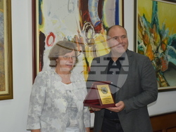 Кметовете на Ловеч и Куманово сред възторжената публика на „Службогонци“ на фестивала в Македония