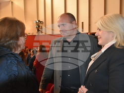 Кметовете на Ловеч и Куманово сред възторжената публика на „Службогонци“ на фестивала в Македония