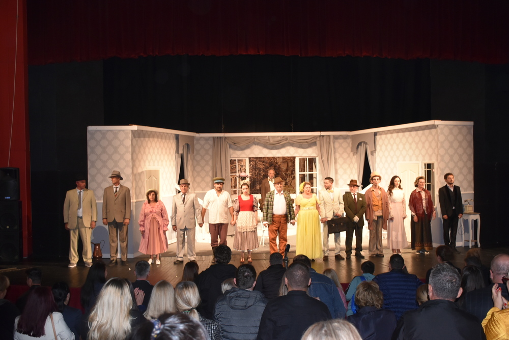 Кметовете на Ловеч и Куманово сред възторжената публика на „Службогонци“ на фестивала в Македония