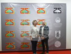 Кметовете на Ловеч и Куманово сред възторжената публика на „Службогонци“ на фестивала в Македония