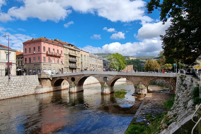 "Стандард енд Пуърс" остави без промяна кредитния рейтинг на Босна, но предупреди, че политическата нестабилност представлява риск