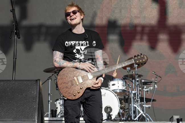 Eд Шийран е начело на британската класация за албуми 