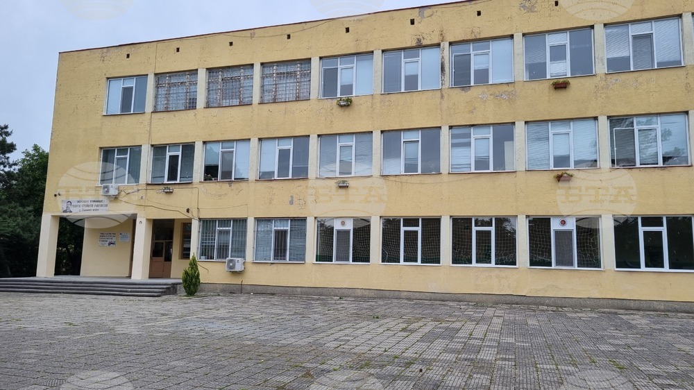 Общо 55 ученици от две училища в област Търговище получават храна по програмата "Топъл обяд" на БЧК