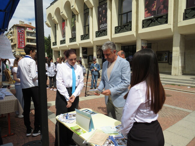 Областният управител проф. Добромир Добрев откри Панорама на средното образование в Шумен