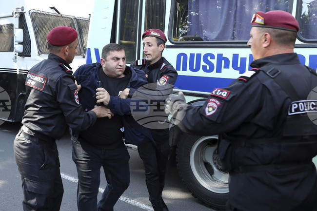 Армения задържа 14 души, свързани с проруска опозиционна партия по-малко от два месеца преди парламентарните избори в страната
