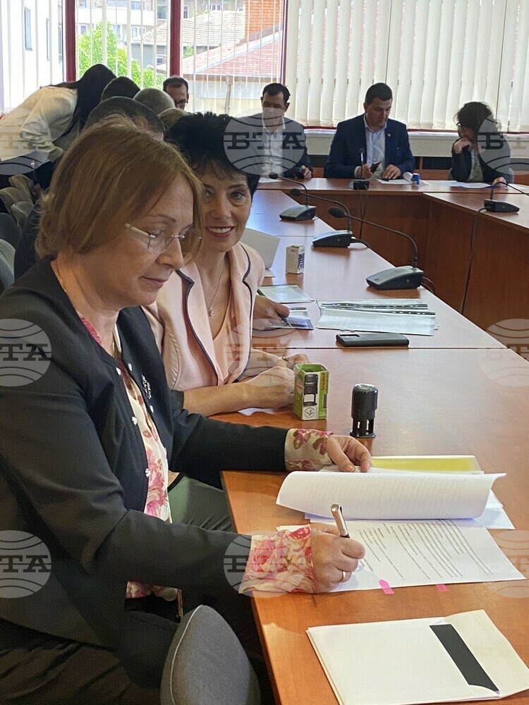 Кметът на Казанлък подписа договор за финансиране на проект за реконструкция на пътя от Казанлък до село Копринка
