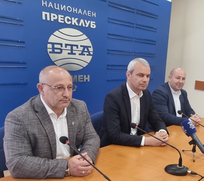 Предизборната кампания оттук нататък има два въпроса: „Мир или война?“, каза в Шумен председателят на „Възраждане" Костадин Костадинов