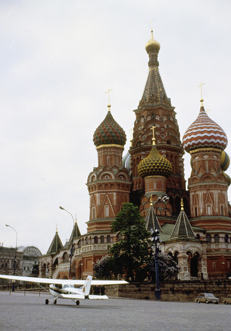 На 28 май 1987 г. пилотът Матиас Руст от Западна Германия навлиза в руското въздушно пространство и се приземява на Червения площад