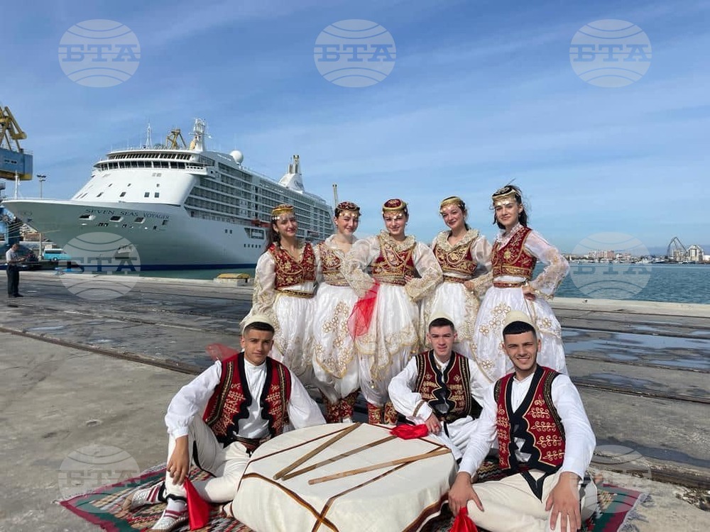 Най-голямата плаваща библиотека в света пристигна на пристанището в албанския град Дуръс