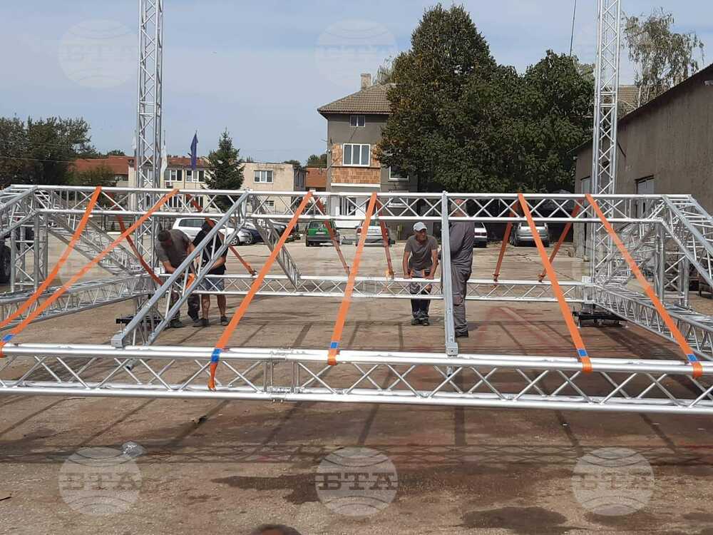 Община Главиница закупи мобилна сцена за артистични изяви