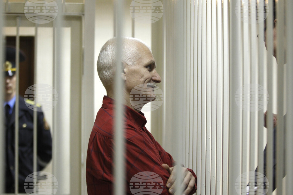 Беларус освободи 123 затворници, сред които Нобеловия лауреат Алес Беляцки и видните опозиционери Мария Колесникова и Виктор Бабарико