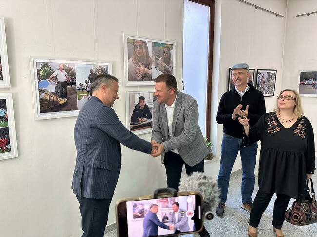 Кметът на Община Хасково Станислав Дечев присъства на официалното откриване на юбилейната изложба на изтъкнатия хасковски фоторепортер Тихомир Петков