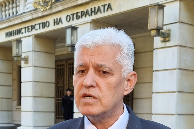 Оградата по границата с Турция е ненадеждна, трябва бетонно съоръжение, заяви министърът на отбраната