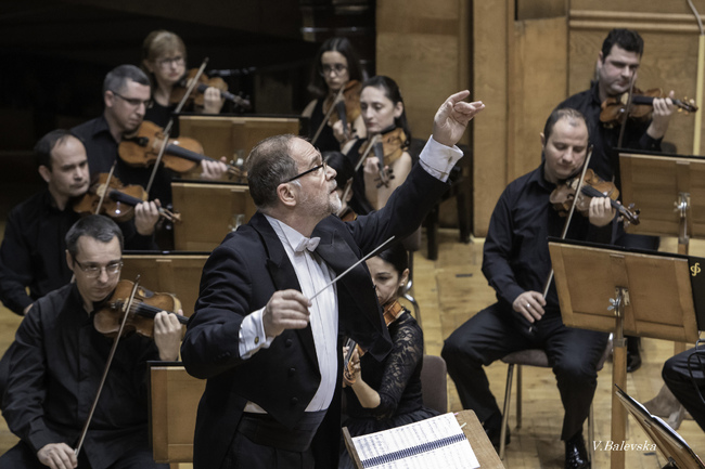 Владимир Кираджиев застава пред Националния филхармоничен хор