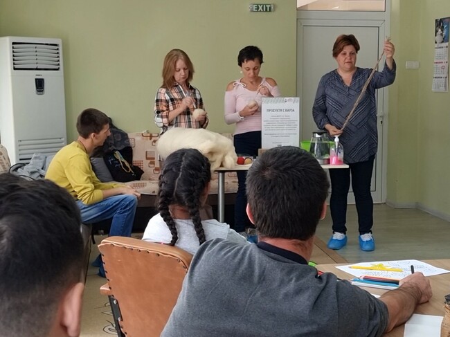 Потребители на Центрове за настаняване от семеен тип за лица с увреждания от Кърджали се запознаха с възможности за трудова заетост