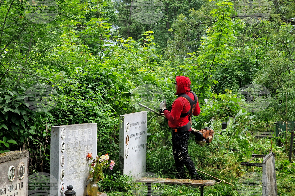 С пет щатни бройки ще бъде увеличена числеността на работещите в общинското предприятие „Гробищни паркове“ в Стара Загора 