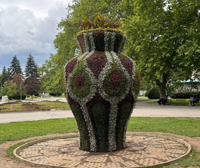 Община Русе: Вазата в Парка на младежта отново е “облечена” в цветя 