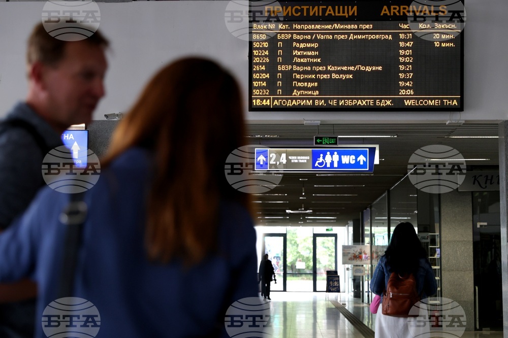 Променят се разписанията на влаковете заради преминаването от зимно към лятно часово време, съобщиха от БДЖ