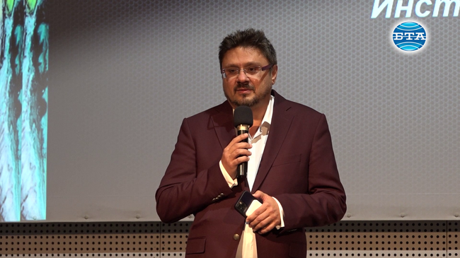 Просвещението и истинските новини са единственият възможен отпор срещу подводните течения на фалшивите контрафакти, смятат експерти