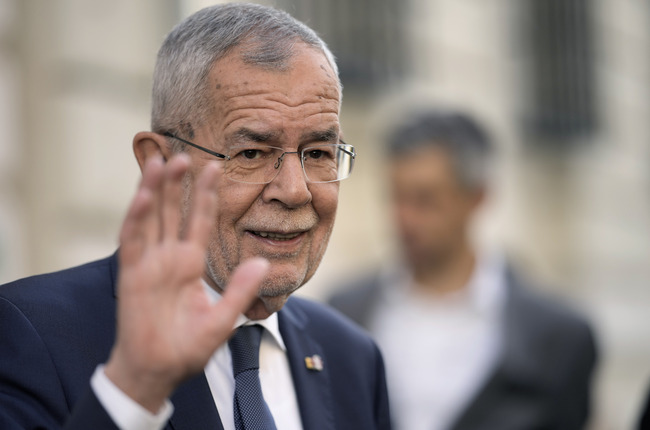 Президентът на Австрия ще възложи на отиващото си правителство функциите на служебен кабинет до приключването на коалиционните преговори