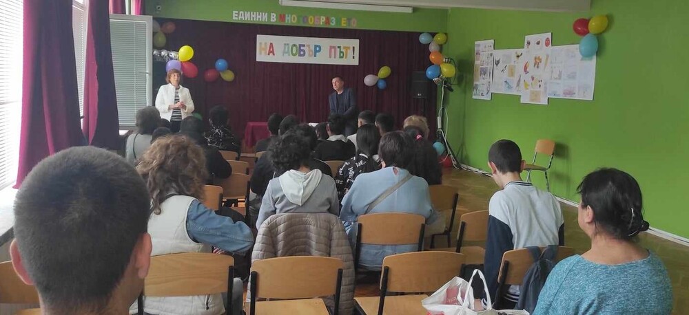 Окръжен съд – Търговище: Зам.- окръжният прокурор Васил Ангелов говори за наркотиците пред възпитаници на училището за деца с увреден слух