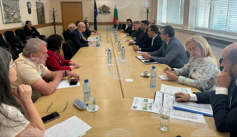 Economy Minister Nikolov Calls for Resignation of LB Bulgaricum Management
