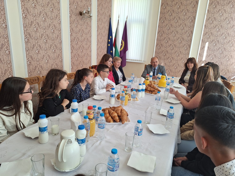 Община Ловеч: Кметът покани на работна закуска ученици от ловешки училища