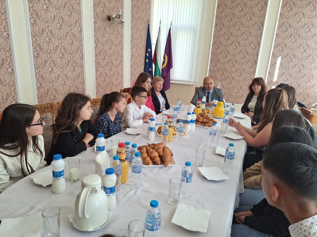 Община Ловеч: Кметът покани на работна закуска ученици от ловешки училища