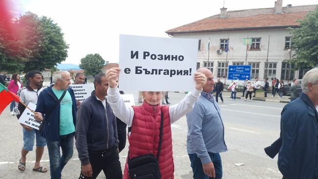 Кметове и жители на засегнати от наводненията преди две години села в Карловско затвориха за един час Подбалканския път и подхода към прохода Троян-Кърнаре